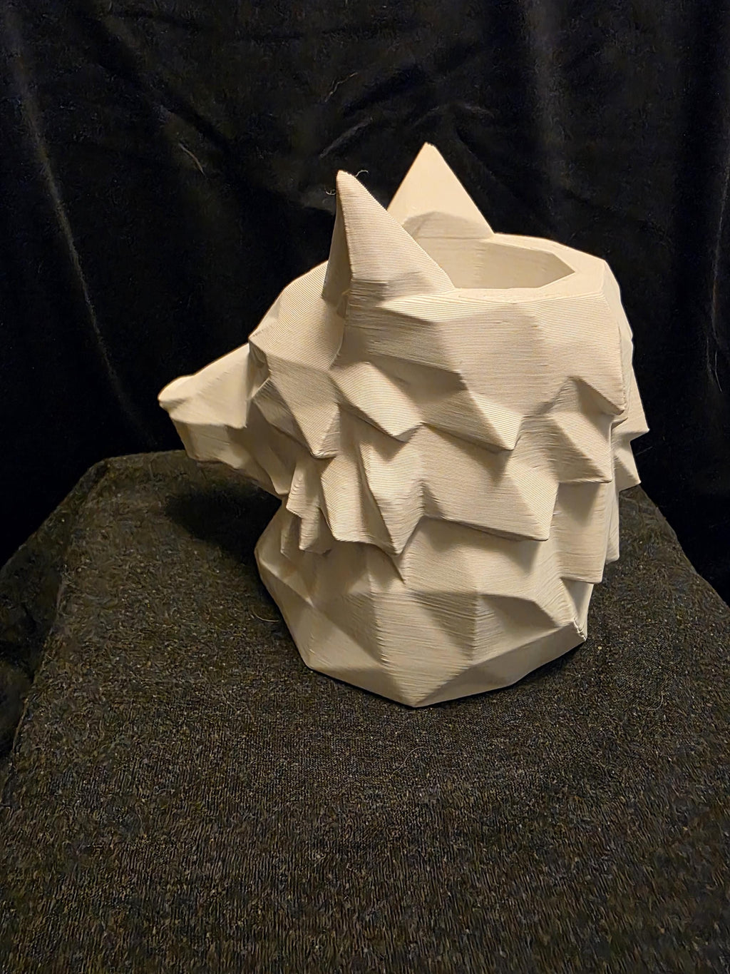 White Dire Wolf Desk Holder – 3D Printed Pen Holder, Gothic Pencil Cup, Brush & Tool Organizer, Fantasy Desk Decor - The White Wolf