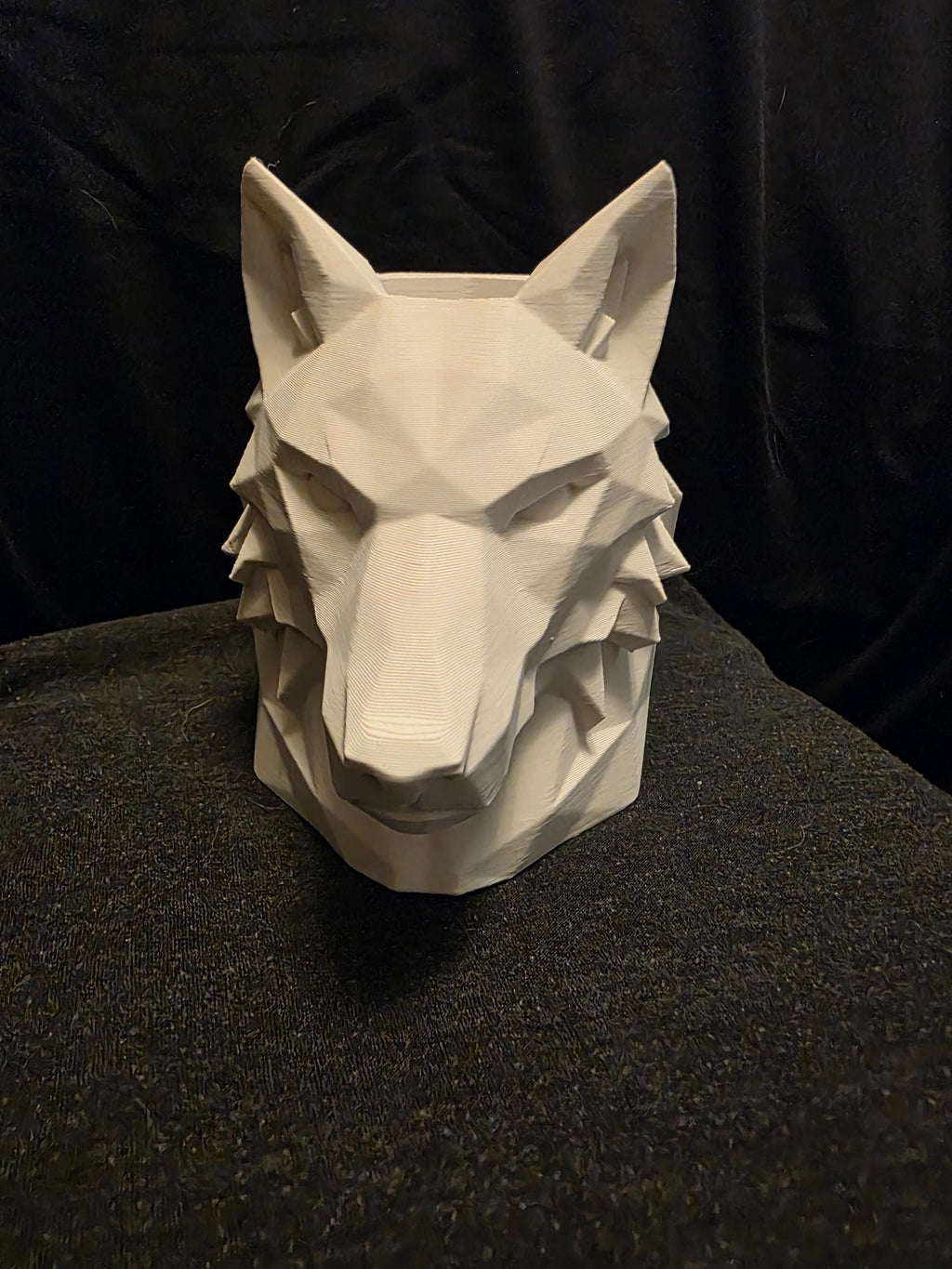 White Dire Wolf Desk Holder – 3D Printed Pen Holder, Gothic Pencil Cup, Brush & Tool Organizer, Fantasy Desk Decor - The White Wolf