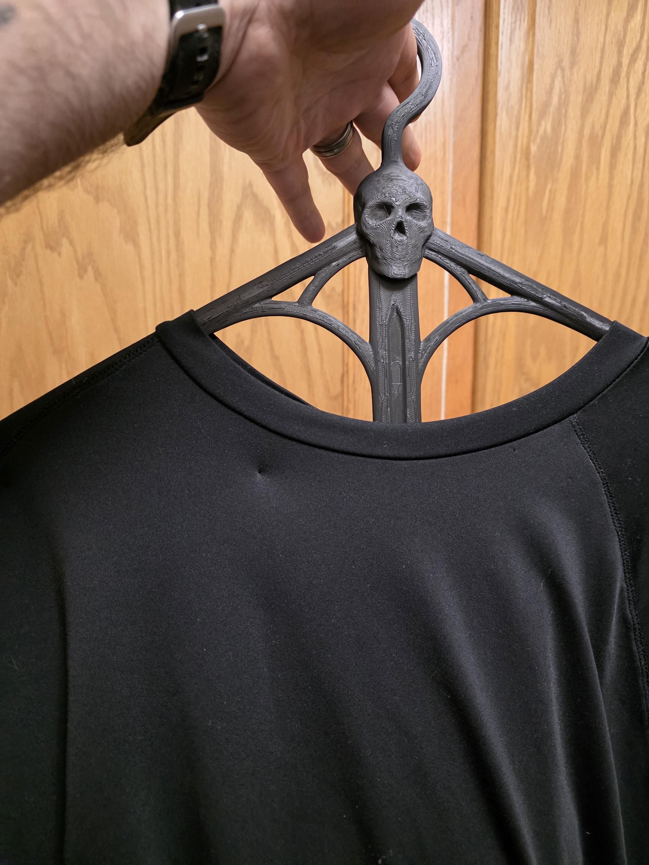 Gothic Skull Hangers Set of 2 – Dark Aesthetic Closet Organizer for Shirts & Hoodies – Alternative Clothing Storage Decor