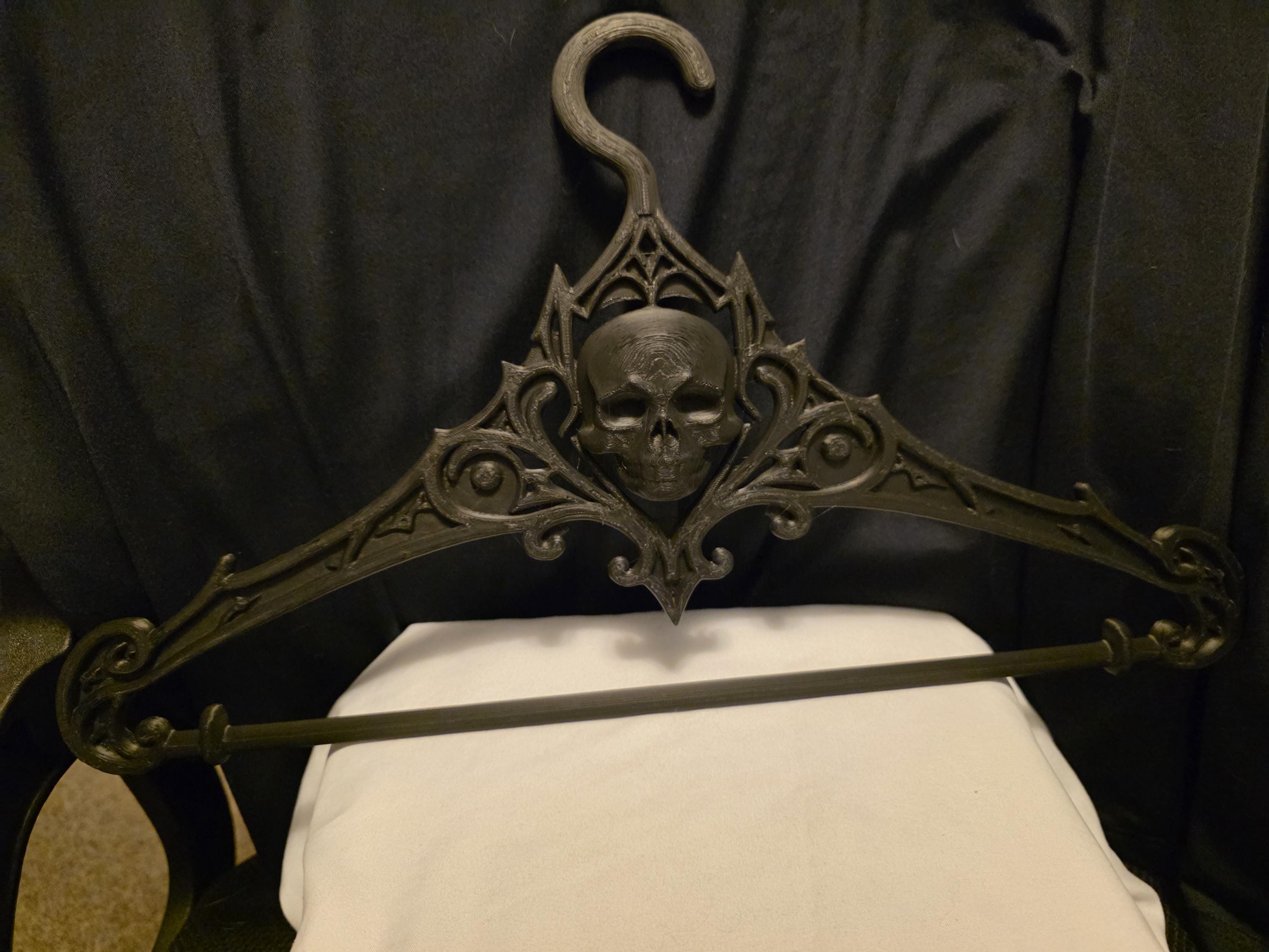 Gothic Skull Hangers Set of 2 – Dark Aesthetic Closet Organizer for Shirts & Hoodies – Unique 3D Printed Goth Decor