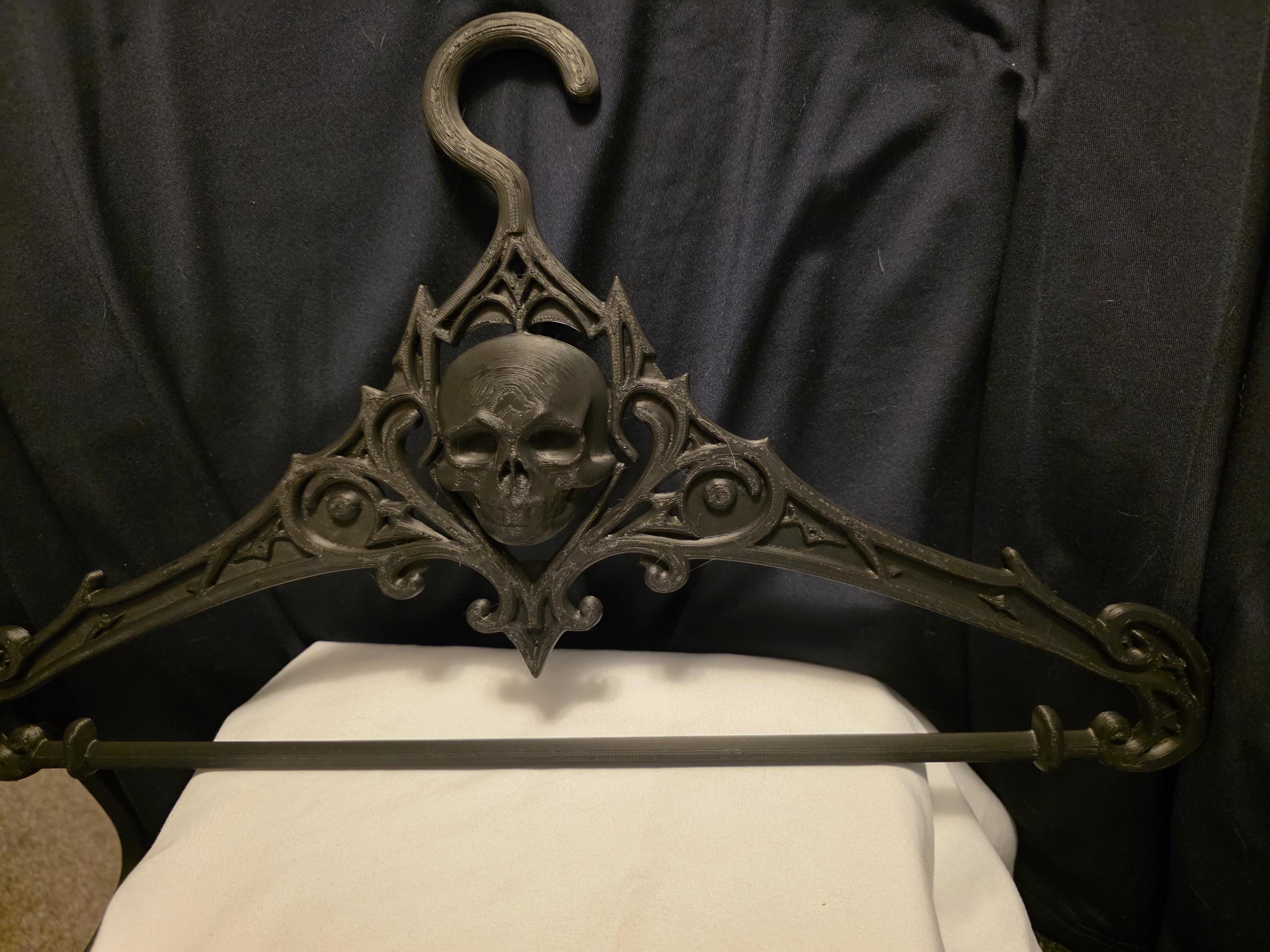 Gothic Skull Hangers Set of 2 – Dark Aesthetic Closet Organizer for Shirts & Hoodies – Unique 3D Printed Goth Decor