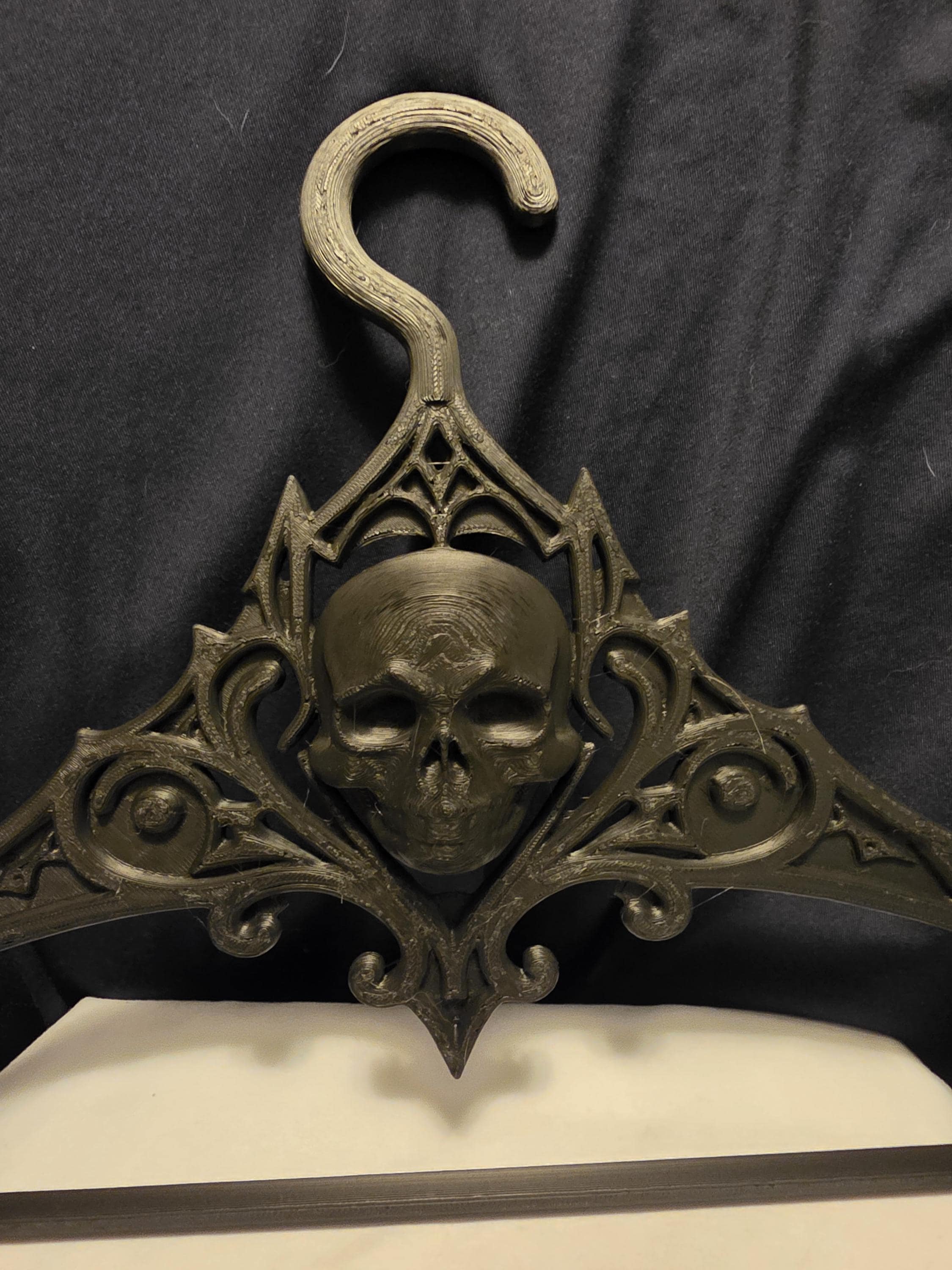 Gothic Skull Hangers Set of 2 – Dark Aesthetic Closet Organizer for Shirts & Hoodies – Unique 3D Printed Goth Decor