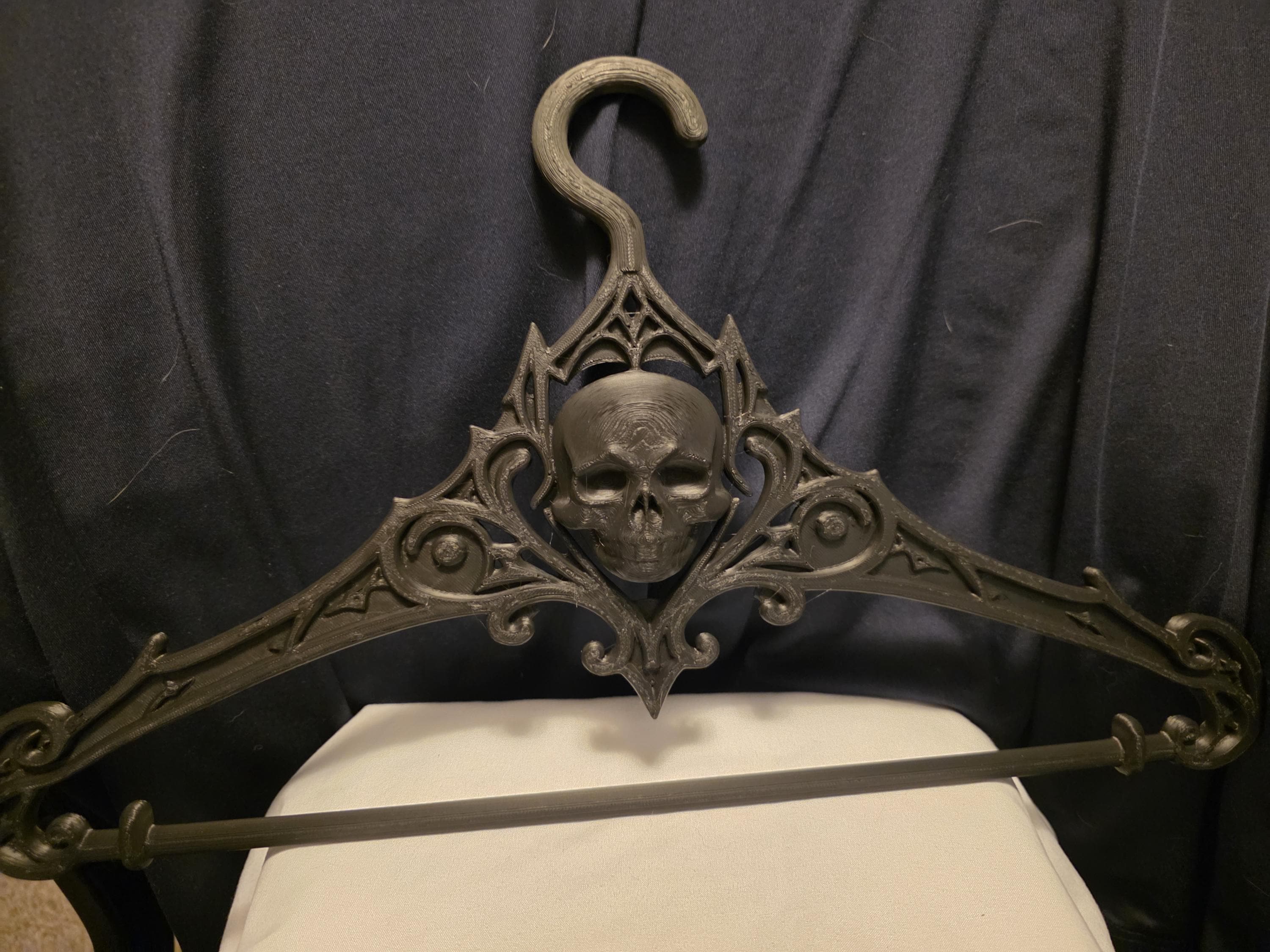 Gothic Skull Hangers Set of 2 – Dark Aesthetic Closet Organizer for Shirts & Hoodies – Unique 3D Printed Goth Decor