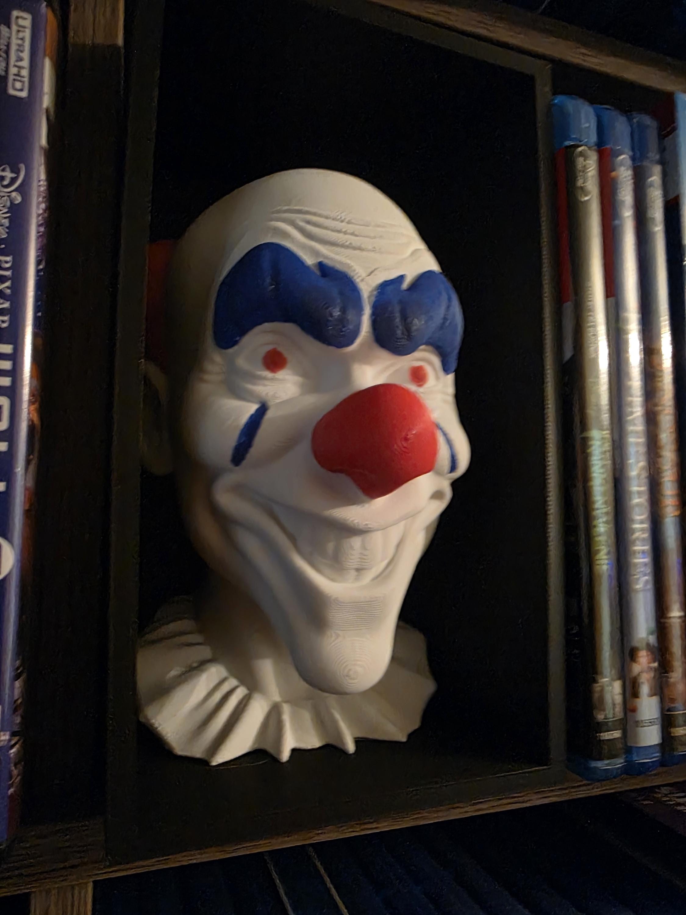 Creepy Clown Book Nook – Horror Bookshelf Insert – Gothic Decor Killer Clown Diorama – Cool Scary Movie Fan Gift – 3D Printed Shelf Insert
