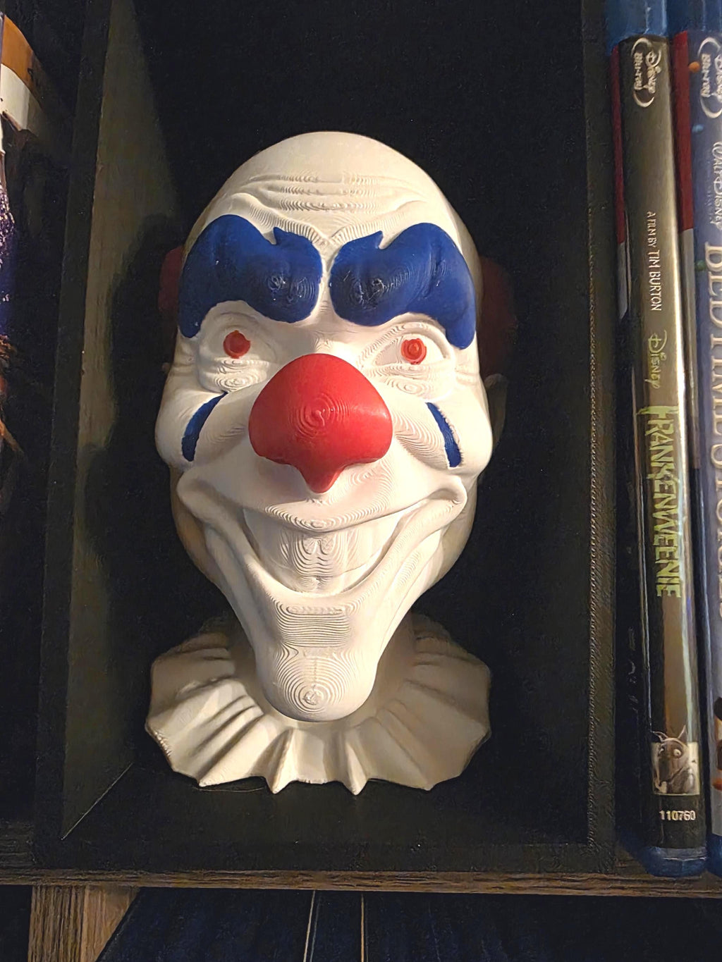 Creepy Clown Book Nook – Horror Bookshelf Insert – Gothic Decor Killer Clown Diorama – Cool Scary Movie Fan Gift – 3D Printed Shelf Insert