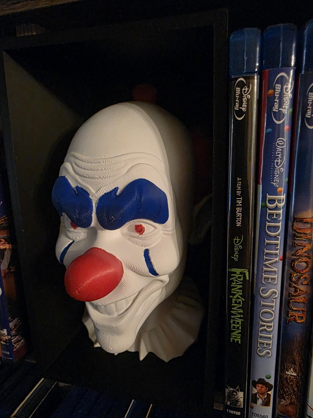 Creepy Clown Book Nook – Horror Bookshelf Insert – Gothic Decor Killer Clown Diorama – Cool Scary Movie Fan Gift – 3D Printed Shelf Insert
