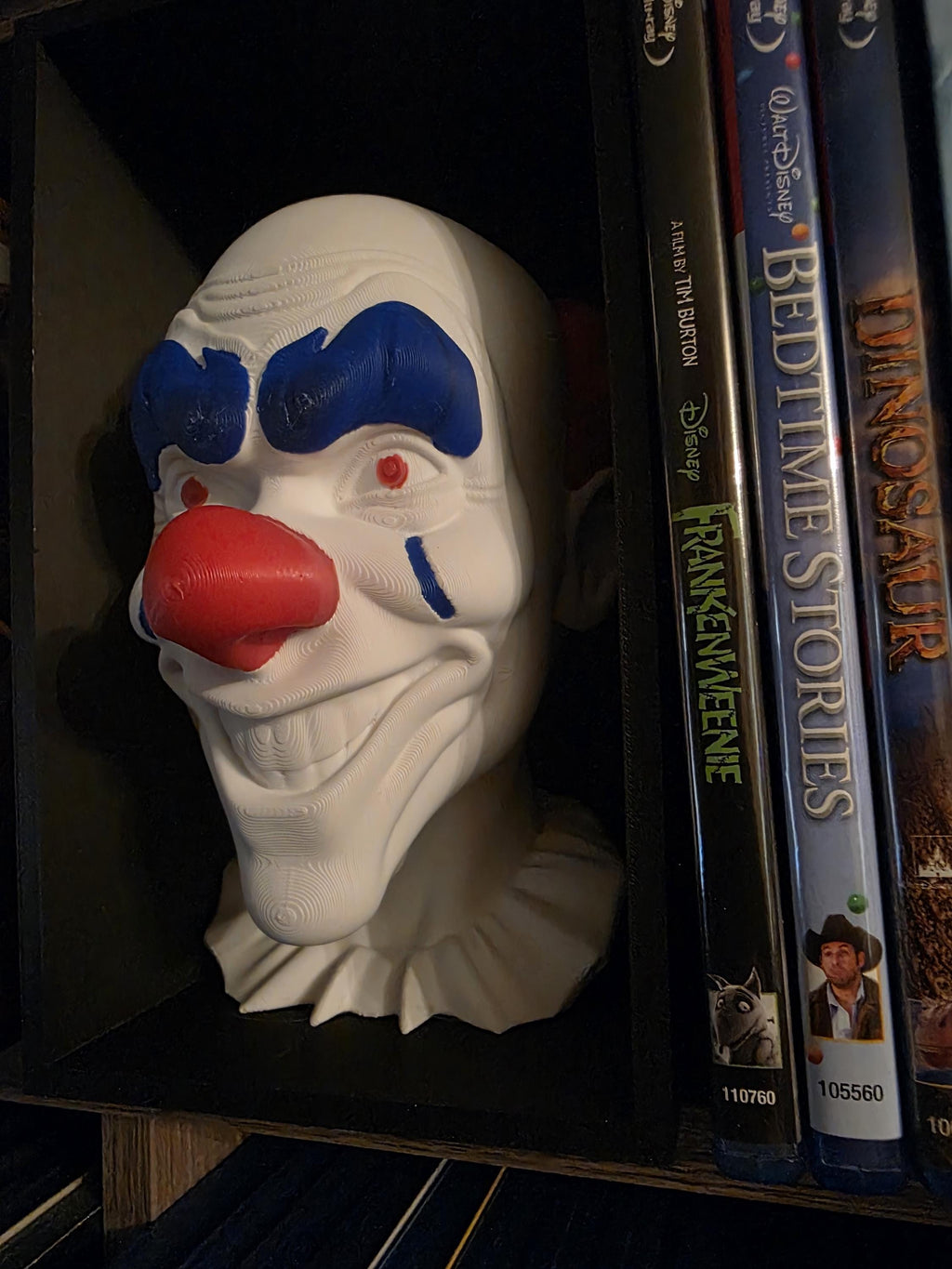 Creepy Clown Book Nook – Horror Bookshelf Insert – Gothic Decor Killer Clown Diorama – Cool Scary Movie Fan Gift – 3D Printed Shelf Insert