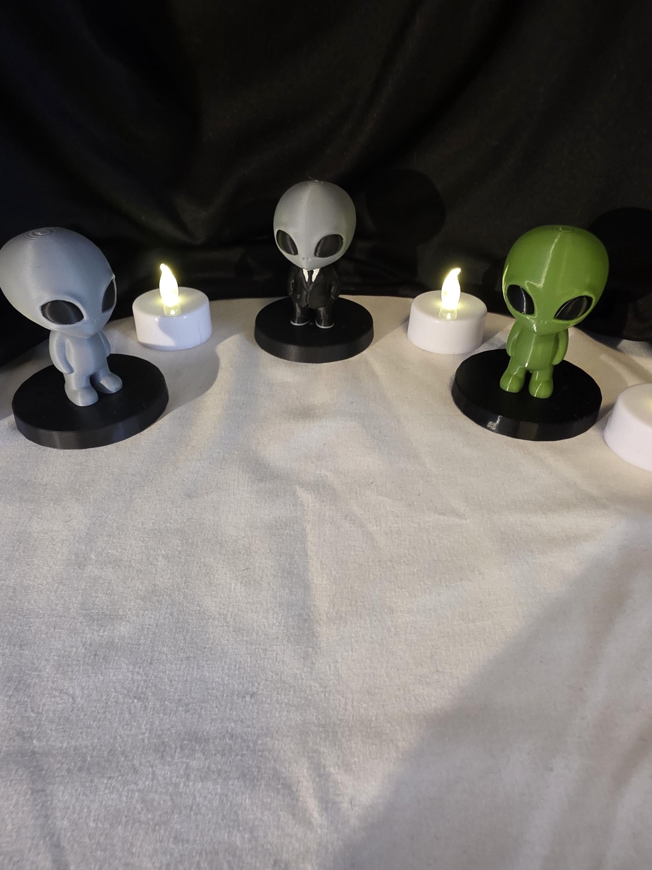 3D Printed Alien Mini Figures Set | Cute UFO Desk Decor | 70mm Collectible Alien Statues | Sci Fi Shelf Decor | Gamer Desk Accessories